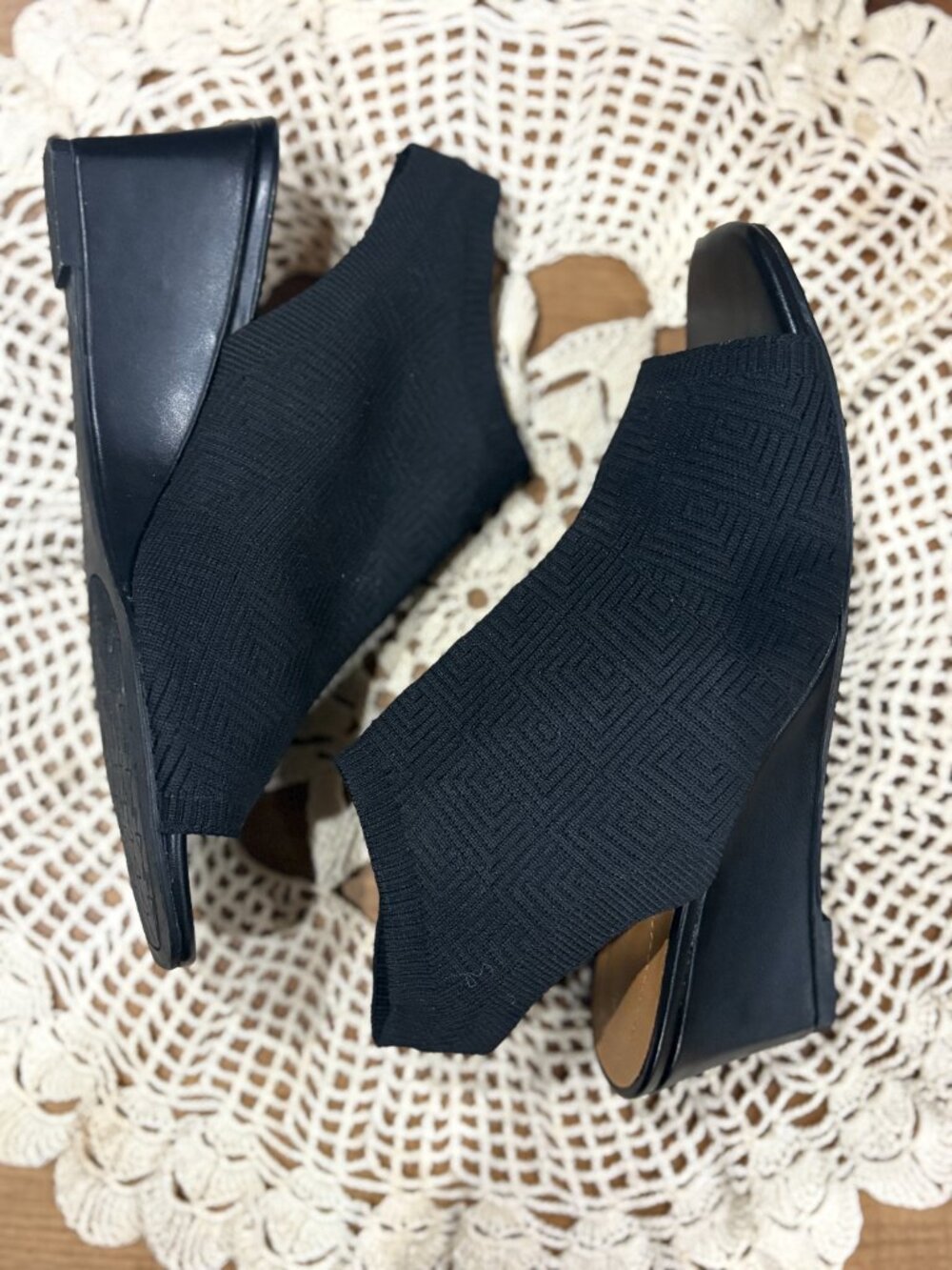 Adrienne Vittadini size 8.5 sandals, cloth material